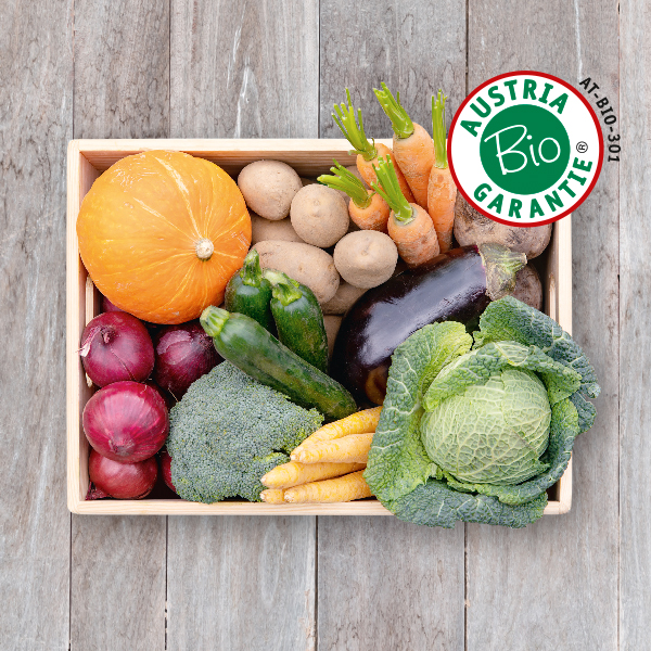 Obsthaus Bio-Kochgemüse-Kiste auf Holzboden mit allerlei Kochgemüse in Bioqualität