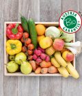 Obsthaus Bio-Mix-Kiste auf Holzboden mit allerlei Gemüse und Früchten in Bioqualität