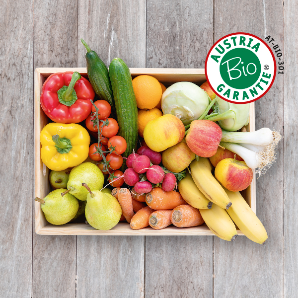 Obsthaus Bio-Mix-Kiste auf Holzboden mit allerlei Gemüse und Früchten in Bioqualität