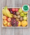 Obsthaus Bio-Obst-Kiste auf Holzboden mit allerlei Obst in Bioqualität