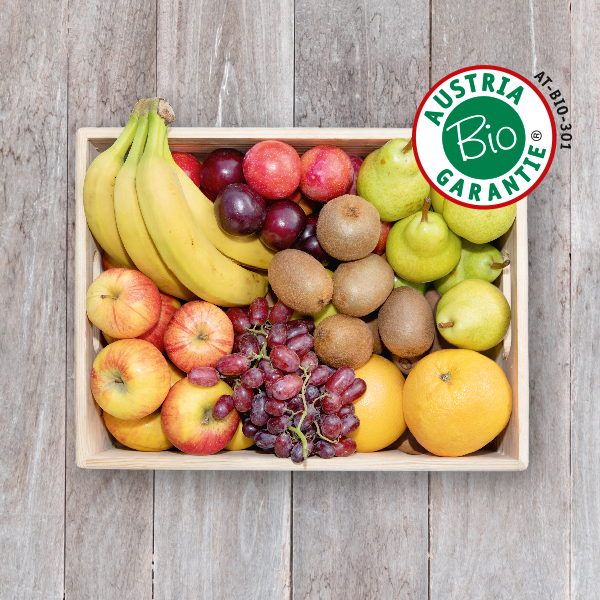 Obsthaus Bio-Obst-Kiste auf Holzboden mit allerlei Obst in Bioqualität