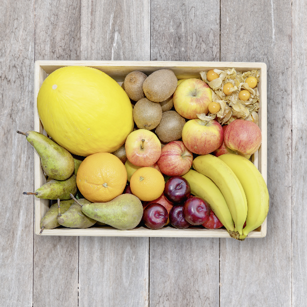 Obsthaus Obst-Kiste auf Holzboden mit allerlei Obst