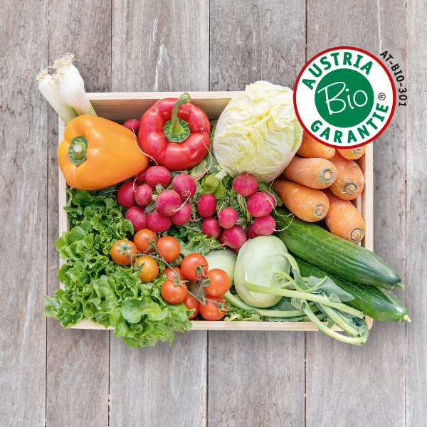 Obsthaus Bio-Snackgemüse-Kiste auf Holzboden mit allerlei Snackgemüse in Bioqualität