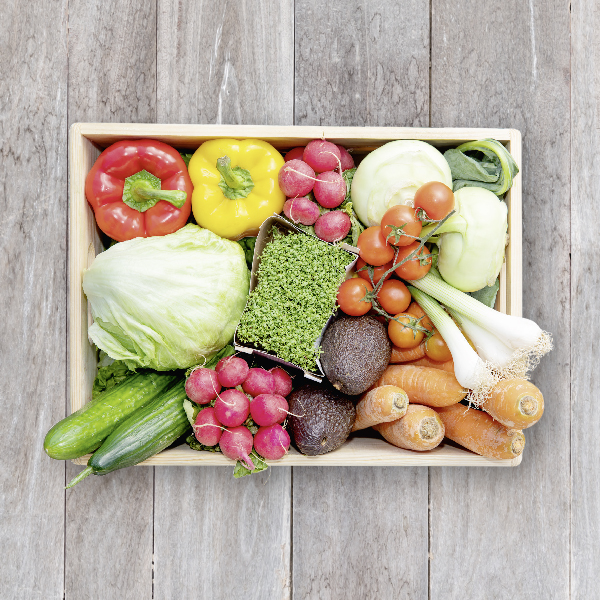 Obsthaus Snackgemüse-Kiste auf Holzboden mit allerlei Snackgemüse
